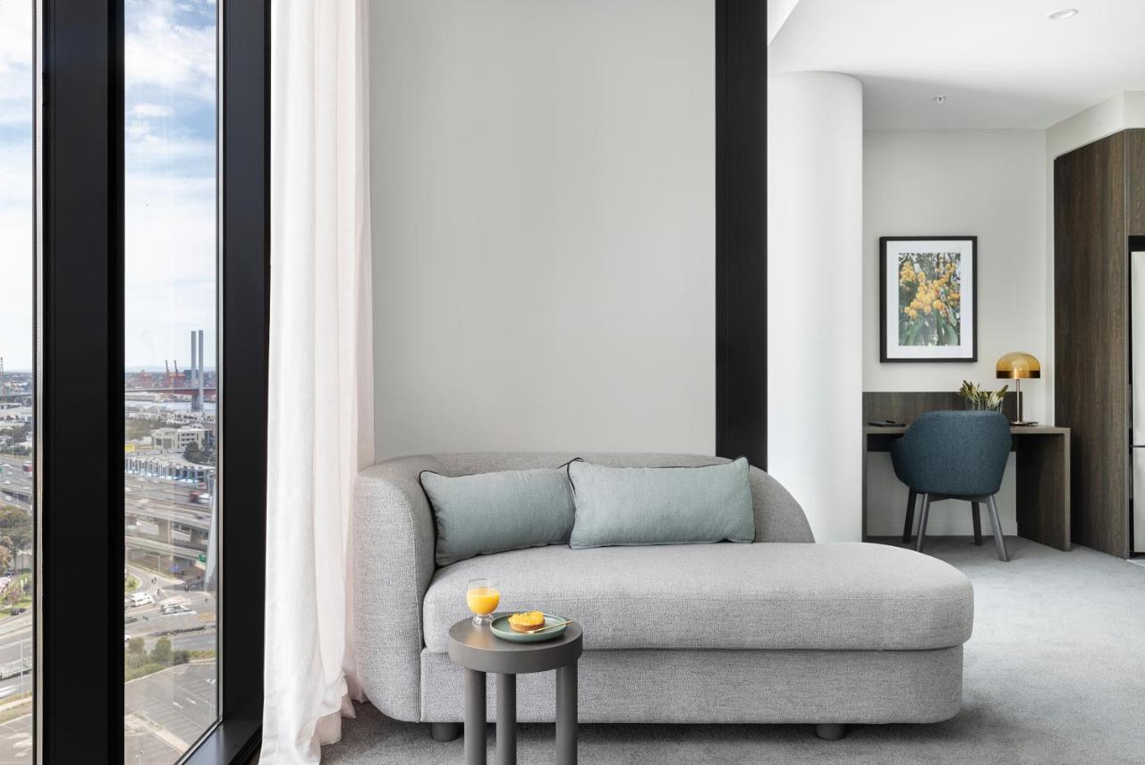 Oakwood Premier Melbourne Aparthotel Eksteriør bilde A living room at the West End