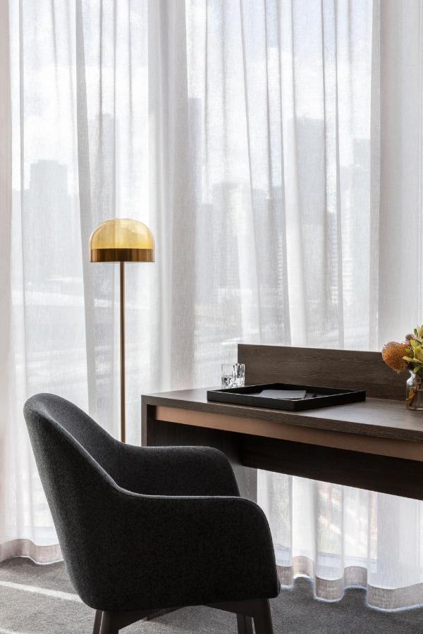 Oakwood Premier Melbourne Aparthotel Eksteriør bilde A floor lamp