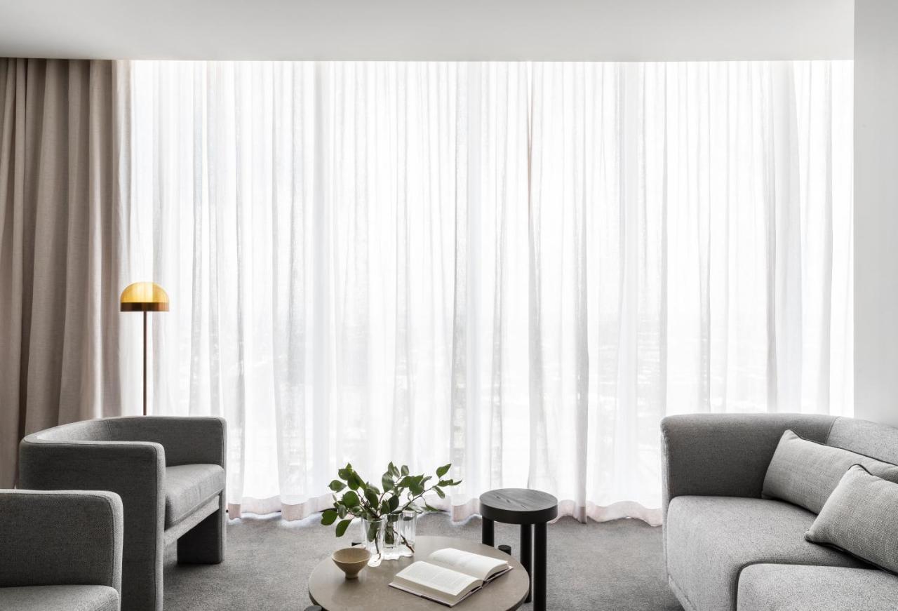 Oakwood Premier Melbourne Aparthotel Eksteriør bilde A living room with sheer curtains