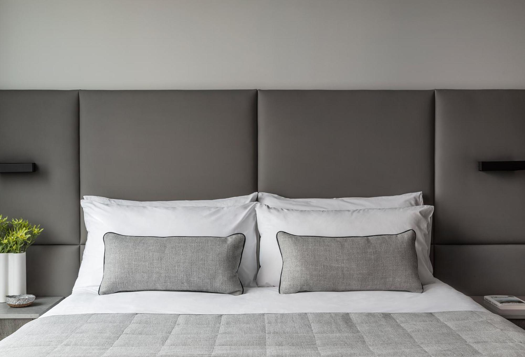 Oakwood Premier Melbourne Aparthotel Eksteriør bilde A bed with a headboard
